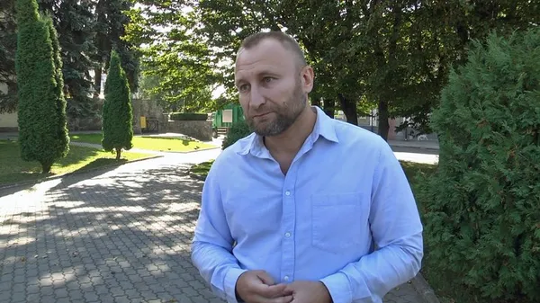 У Луцьку діти самостійно облаштували спортивний майданчик, щоб займатись воркаутом (фото, відео)