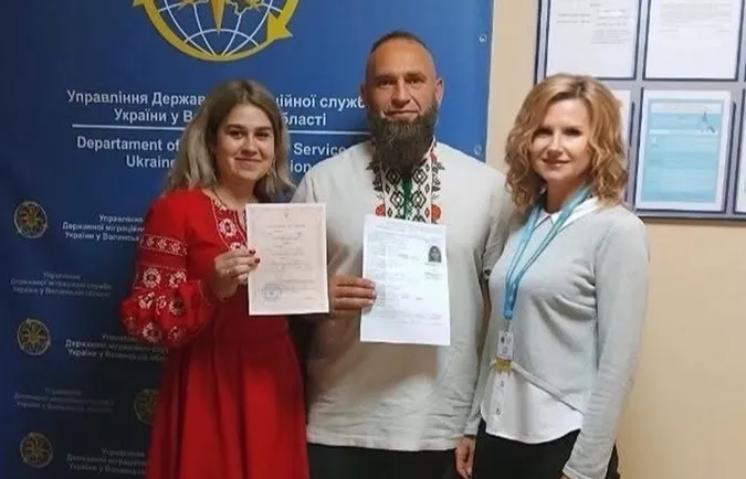 Кохання, що перемагає: чому ветеран війни з дружиною одразу після весілля пішли у міграційну службу в Луцьку