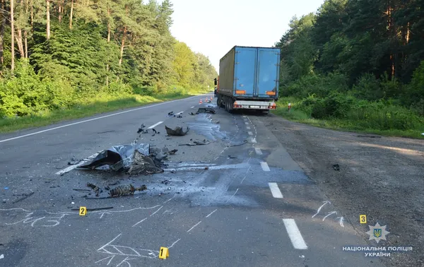 Смертельна аварія на Волині: легковик в'їхав у вантажівку (фото)
