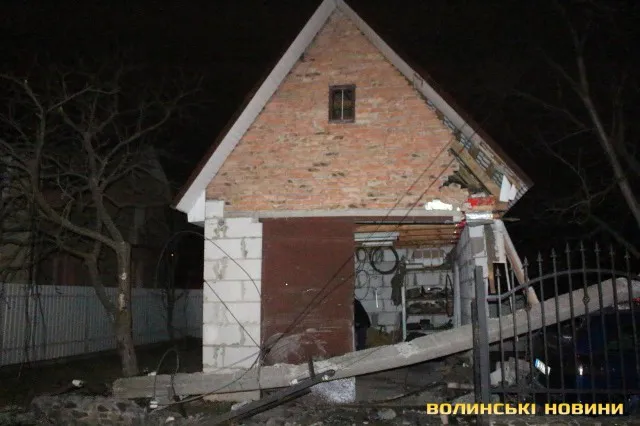 ДТП у Луцьку: водій протаранив гараж та стовп електроопори, а сам втік (фото)