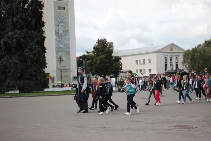 Друзі, хот-доги і бантики: як у центрі Луцька розважаються школярі (фото)