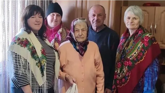 Має 12 онуків і ще більше правнуків: на Волині довгожителька відзначила 91-річчя (фото)