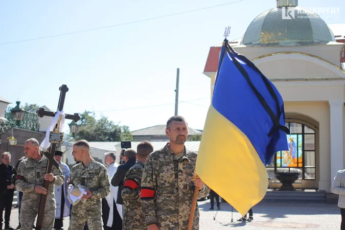 Знову похорон: Луцьк попрощався із загиблим захисником Віталієм Степанишеним (фото, відео)