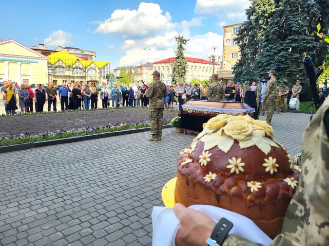 У Ковелі попрощалися із загиблим снайпером Максимом Ткачуком (фото)