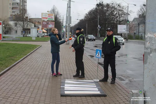 Патрульні навчали лучан правильно переходити дорогу (фото)