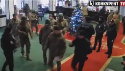 Під дулами автоматів вивели із саун: в оздоровчий комплекс «Косино» завітали працівники ТЦК (відео)