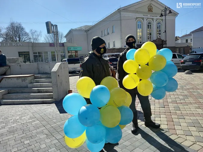 У центрі Луцька нацгвардійці роздають усім синьо-жовті кульки (фото)