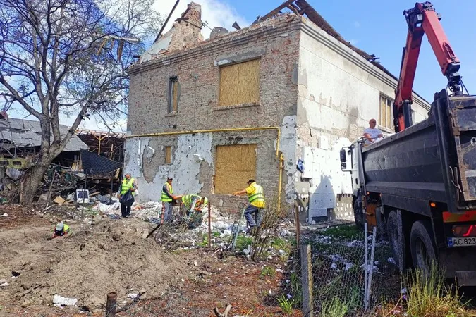 Понад 130 тонн сміття: у Луцьку триває ліквідація руйнувань після атаки рф (відео)