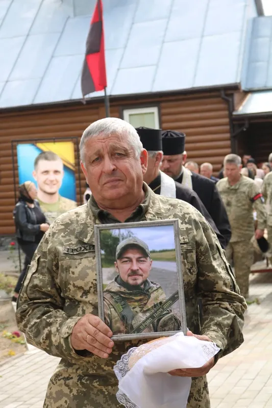 Прапор вручили синові: на Волині попрощалися із Героєм Сергієм Кацавальським (фото)
