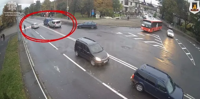Перетнув подвійну суцільну, виїхав на зустрічну смугу і не пропустив пішоходів: у Луцьку покарали водія-порушника (відео)