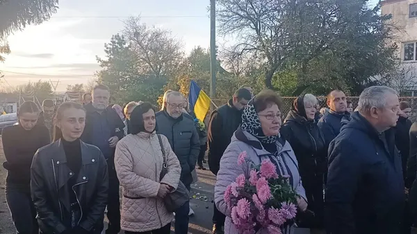 Дорогу встелили квітами: у селі під Луцьком зустріли тіло Героя Романа Цисельського (фото)