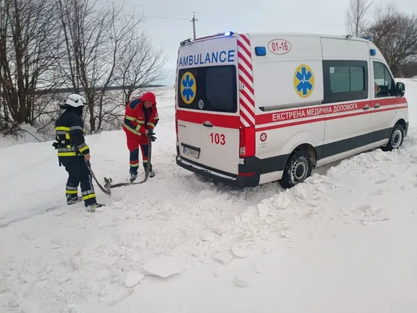Біля Луцька в снігу застрягла «швидка» (фото)