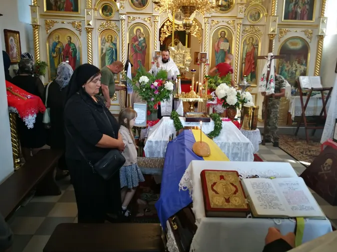 Громада зустріла навколішки: на Волині прощалися з Героєм Олексієм Омельчуком
