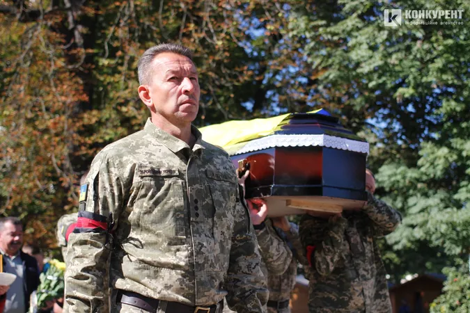 Знову похорон: Луцьк попрощався із загиблим захисником Віталієм Степанишеним (фото, відео)