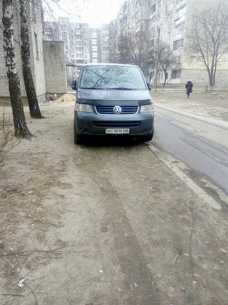 Бордюри ніби медом помазані: муніципали показали автохамів (фото)