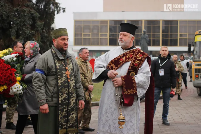 У Луцьку на колінах попрощалися зі ще одним загиблим Героєм (фото)