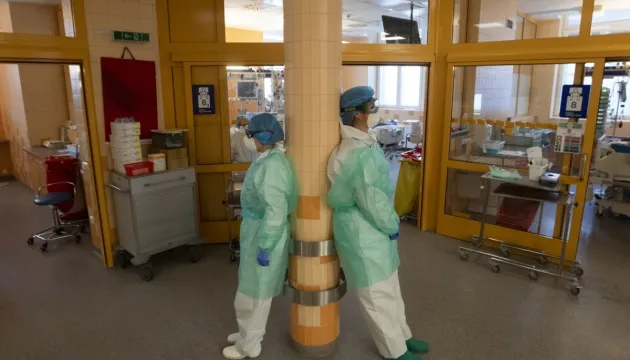 Уряд спростив механізм виплат родинам медиків, які померли від COVID-19