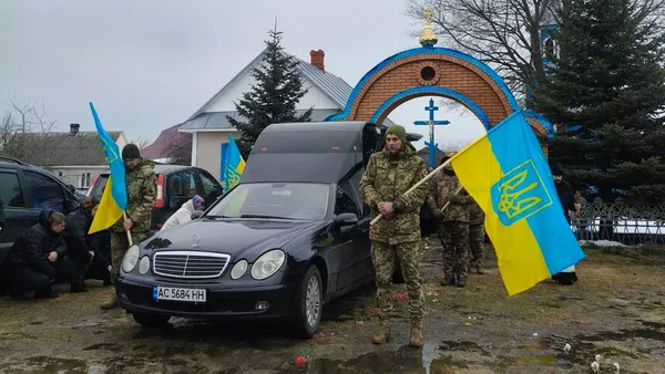 На Камінь-Каширщині попрощалися з воїном Олександром Склезем (фото)