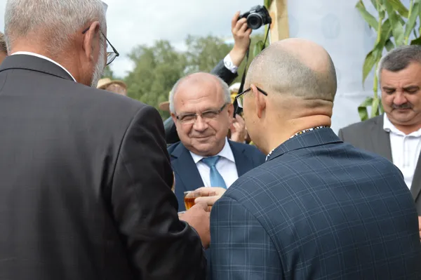 Віталій Заремба пригощає очільника області