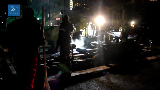 У Володимирі-Волинському асфальт кладуть вночі (відео)