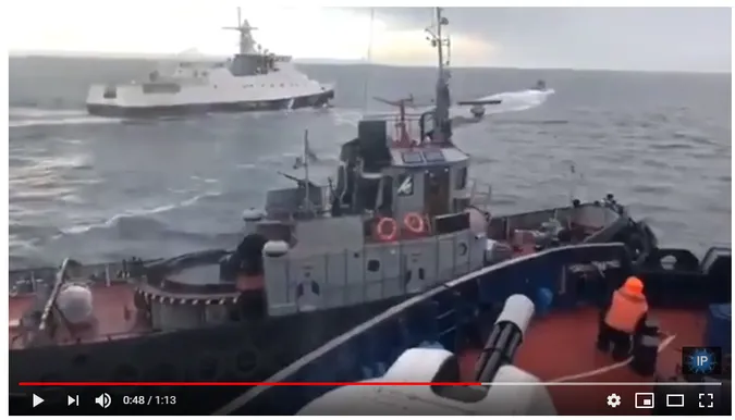 Показали відео, яке зняте з борту російського прикордонного судна (відео 18+)
