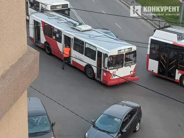 У центрі Луцька тролейбус протаранив авто (фото)