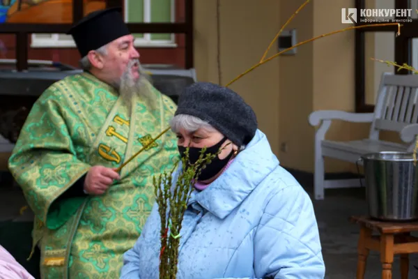 Вербна неділя: тисячі лучан у центрі міста «б'ють» і вітають один одного (фото, відео)