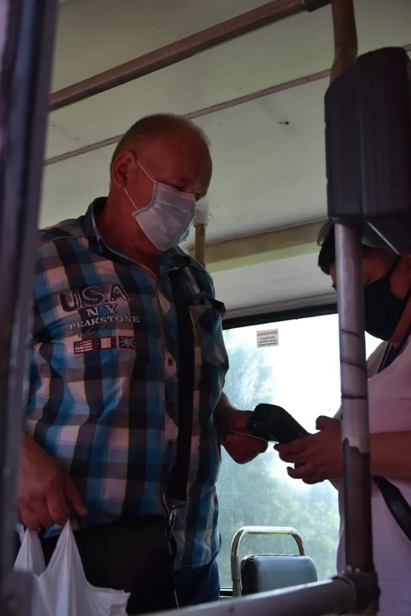 Е-квитки і маски: у Луцьку перевірили пасажирів громадського транспорту (фото)