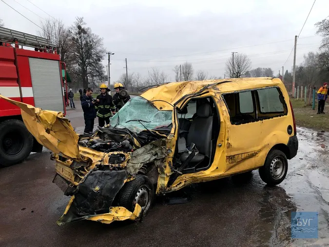 У Нововолинську автомобіль влетів у дерево: загинув священник (фото)