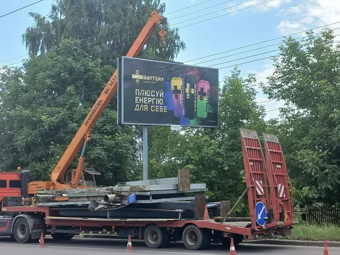 Власники не платили оренду: у Луцьку демонтували великі рекламні борди (фото)