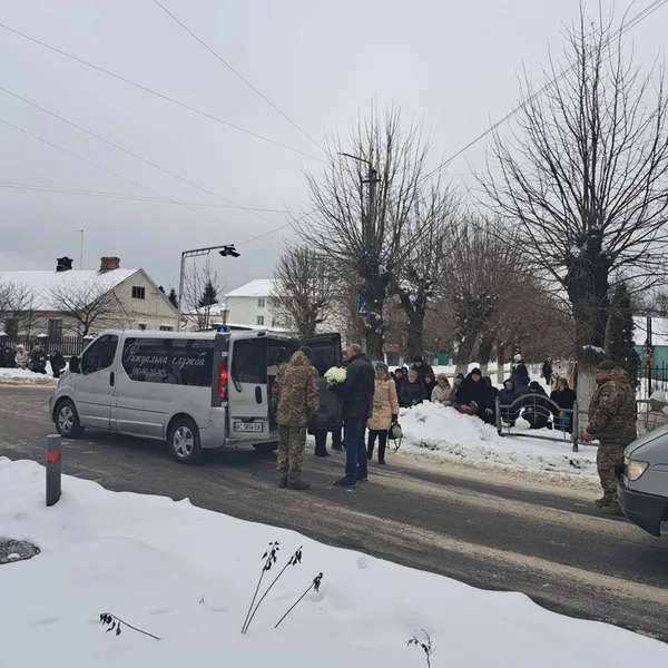 На Волині провели в останню дорогу 42-річного воїна з Волині Валерія Михальського (фото)
