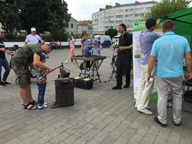 У центрі Луцька пропонують роботу або нову професію (фото)