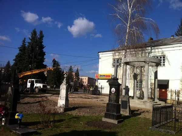 У Луцьку біля собору і кладовища встановлюють альтанку  (фото)
