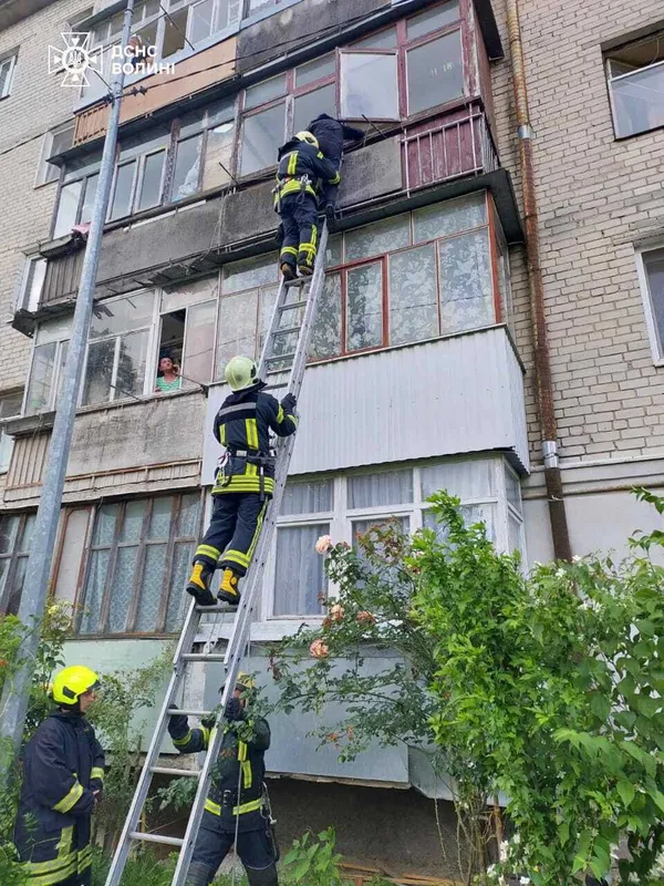 Луцькі рятувальники зняли чоловіка з балкону третього поверху (фото)