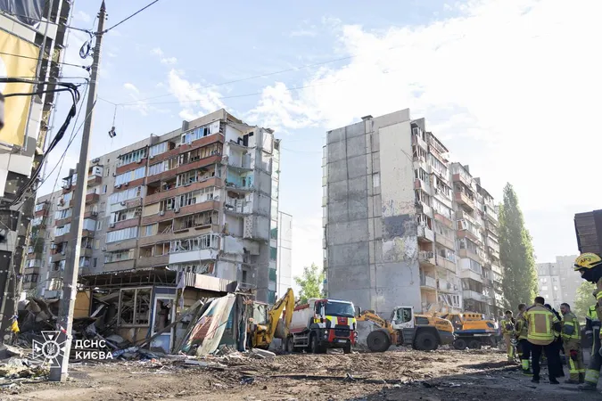 24 загиблих, з них троє – діти: у Києві після страшної атаки завершили пошукову операцію