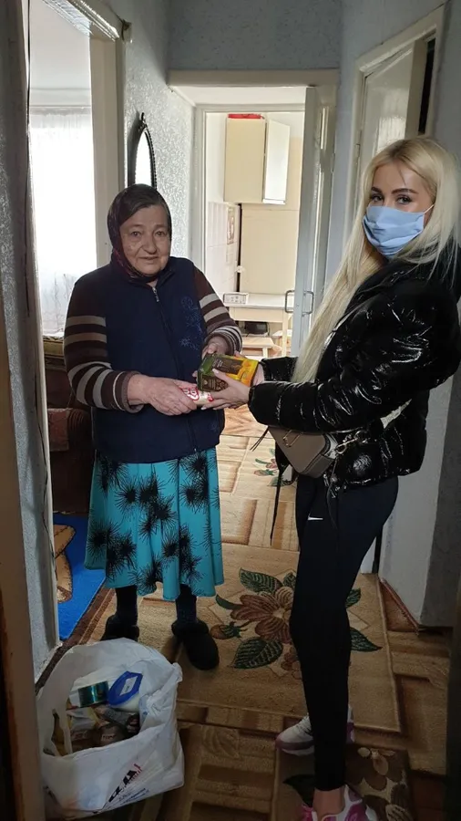 Лучанка з Еміратів роздала 5 тонн продуктів людям похилого віку (фото)