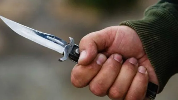 Запропонував випити: у Києві чоловік вдарив відвідувача кафе ножем у груди