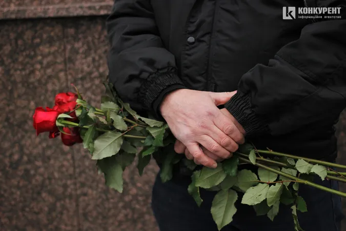 У Луцьку на колінах попрощалися зі ще одним загиблим Героєм (фото)