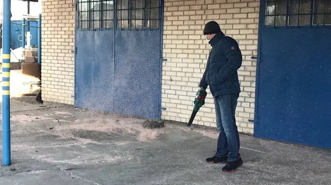 Забруднює повітря: на Волині селяни бідкаються на кукурудзяне лушпиння (фото, відео)