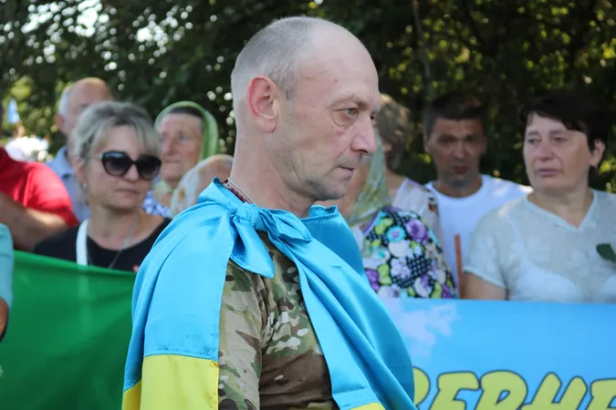 Експолонений Ігор Жуковський повернувся в рідне село: як зустріли захисника (фото)