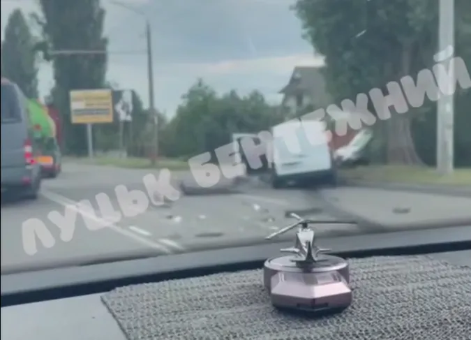У Луцьку на Ковельській – автотроща біля АЗС (відео)