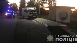 На Волині авто в’їхало в зупинку – постраждав 15-річний хлопець (фото)