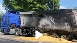 Причіп – вщент: у Луцькому районі посеред дороги загорілась вантажівка (відео)