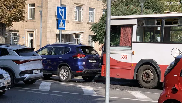 Рух ускладнено: у центрі Луцька тролейбус «цьомнув» «ніссан» (фото)
