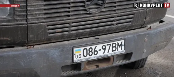 «Не дай Боже, там труп»: лучани бояться захаращеної вантажівки у дворі будинку (відео)