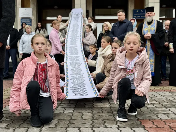 У Нововолинську створили 20-метровий вишитий рушник з іменами полеглих Героїв (фото)