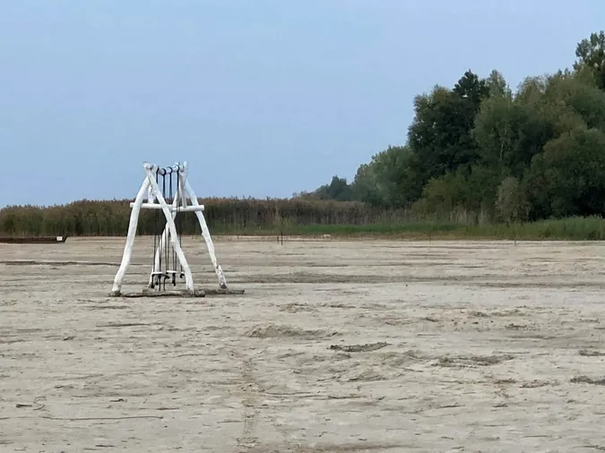 Світязь відступає: гойдалка, яка ще недавно стояла у воді, опинилася на сухому піску