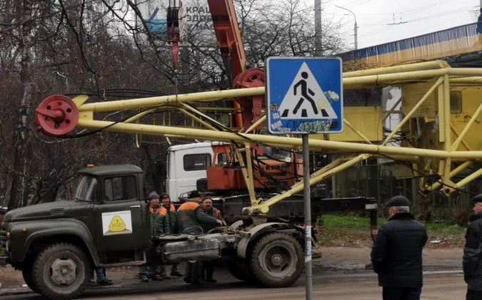 Щось пішло не так: будівельний кран застряг під мостом у Луцьку (фото)
