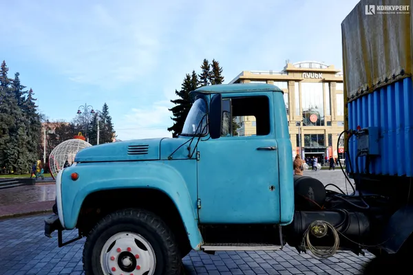 Як у Луцьку чепурять Театральний майдан до новорічно-різдвяних свят (фото)