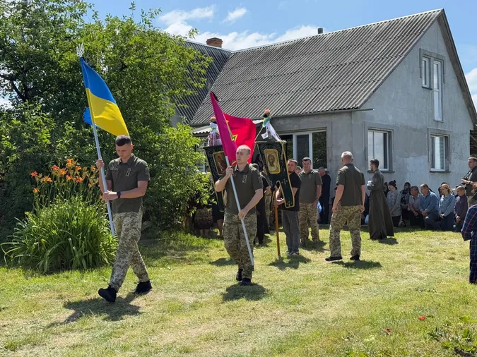 Біль і сльози: на Волині попрощалися з молодим снайпером Вітарієм Шереметою, який загинув на Харківщині